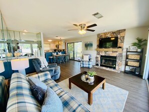 Smart TV, fireplace - PEACEFUL LAKEFRONT VIEWS WITH COVERED BOAT SLIP (Hot Springs)