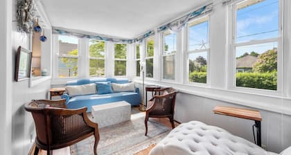 Bright and Cheerful Coastal Cottage with Water Access