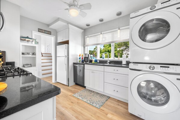 Fridge, microwave, oven, stovetop - Bright & Cheerful Coastal Cottage for Multi-week & Monthly Stays (Waterford)