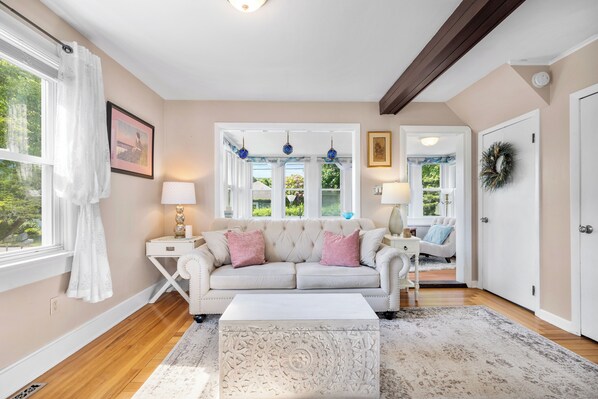 Smart TV, books, stereo