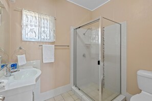 Cabaña estándar, 2 habitaciones | Baño | Ducha, secador de pelo, toallas y jabón