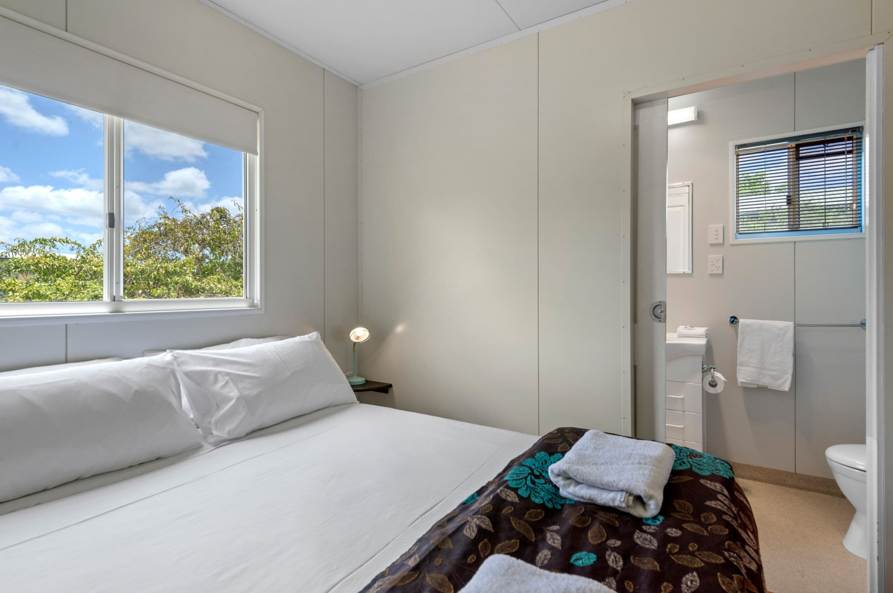 ซูพีเรียเคบิน, 1 ห้องนอน (Sleep 4) | เตารีด/โต๊ะรีดผ้า, Wi-Fi ฟรี, ผ้าปูที่นอน