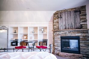 Interior - Granary King Luxury Suite (Hillsdale)