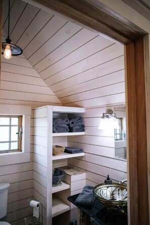 Bathroom - Granary King Luxury Suite (Hillsdale)