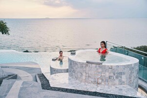 2 piscinas al aire libre, sillones reclinables de piscina