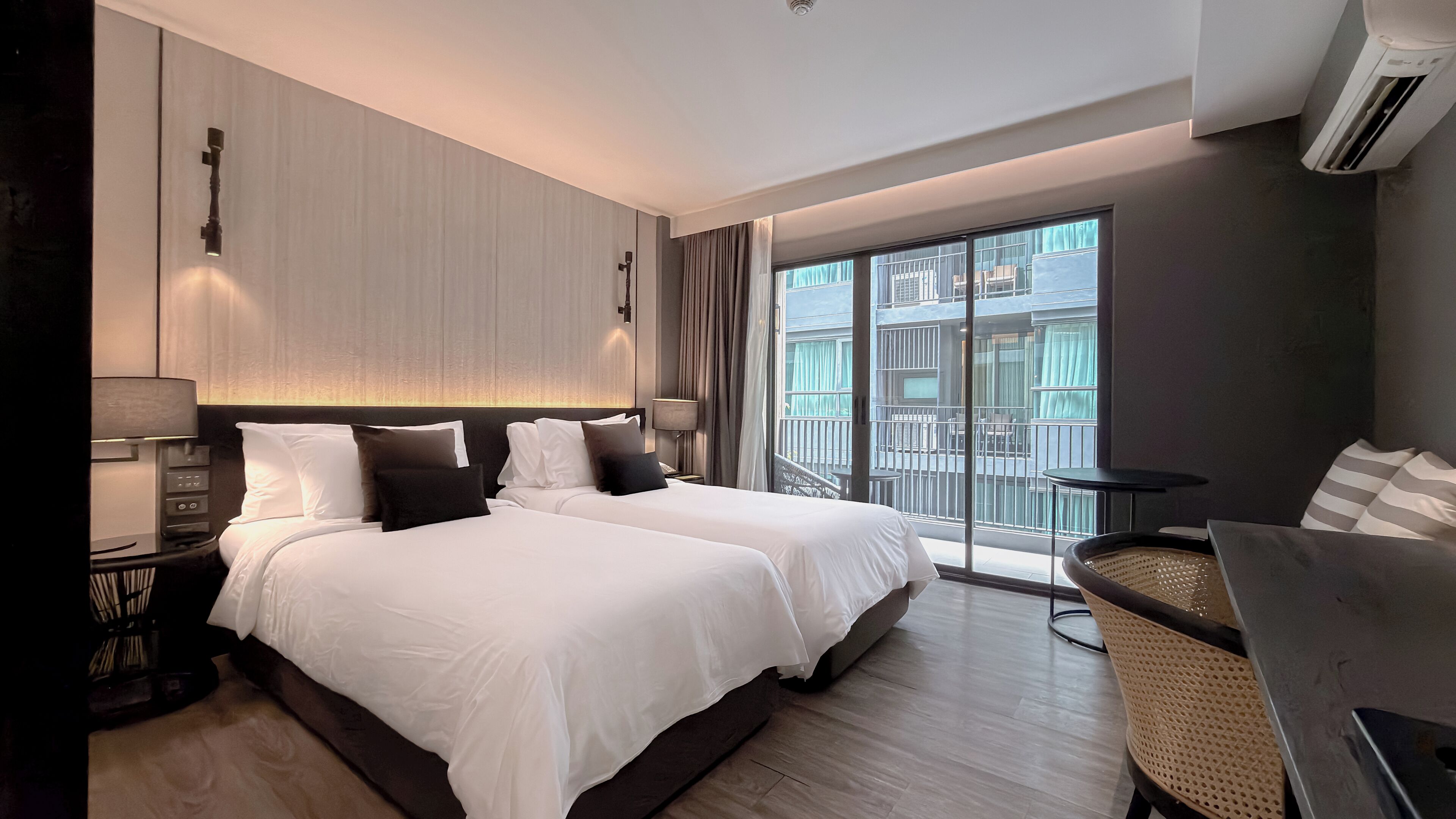 Deluxe Twin Bed | Premium bedding, minibar, in-room safe, desk