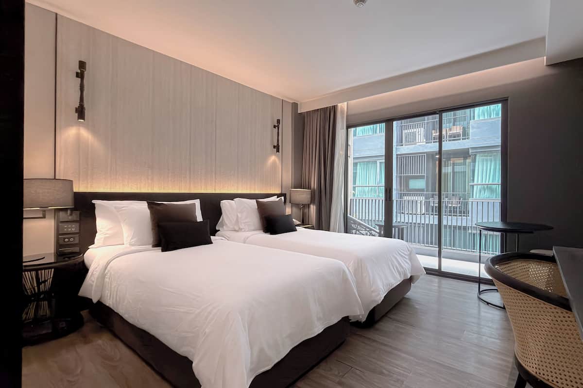 Deluxe Twin Bed | Premium bedding, minibar, in-room safe, desk