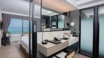 1 chambre, minibar, coffres-forts dans les chambres, bureau