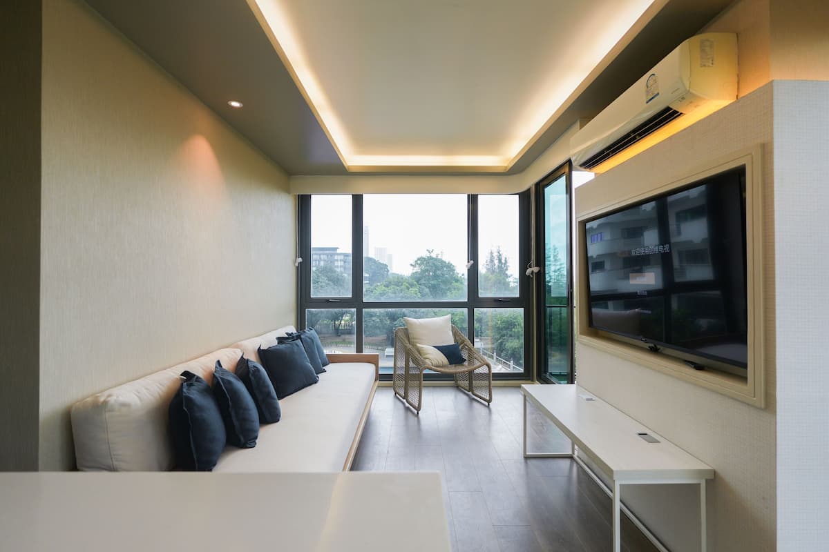 Premium suite, 2 slaapkamers, keuken, uitzicht op tuin | Woonruimte | Een 40-inch smart-tv met kabelzenders en televisie