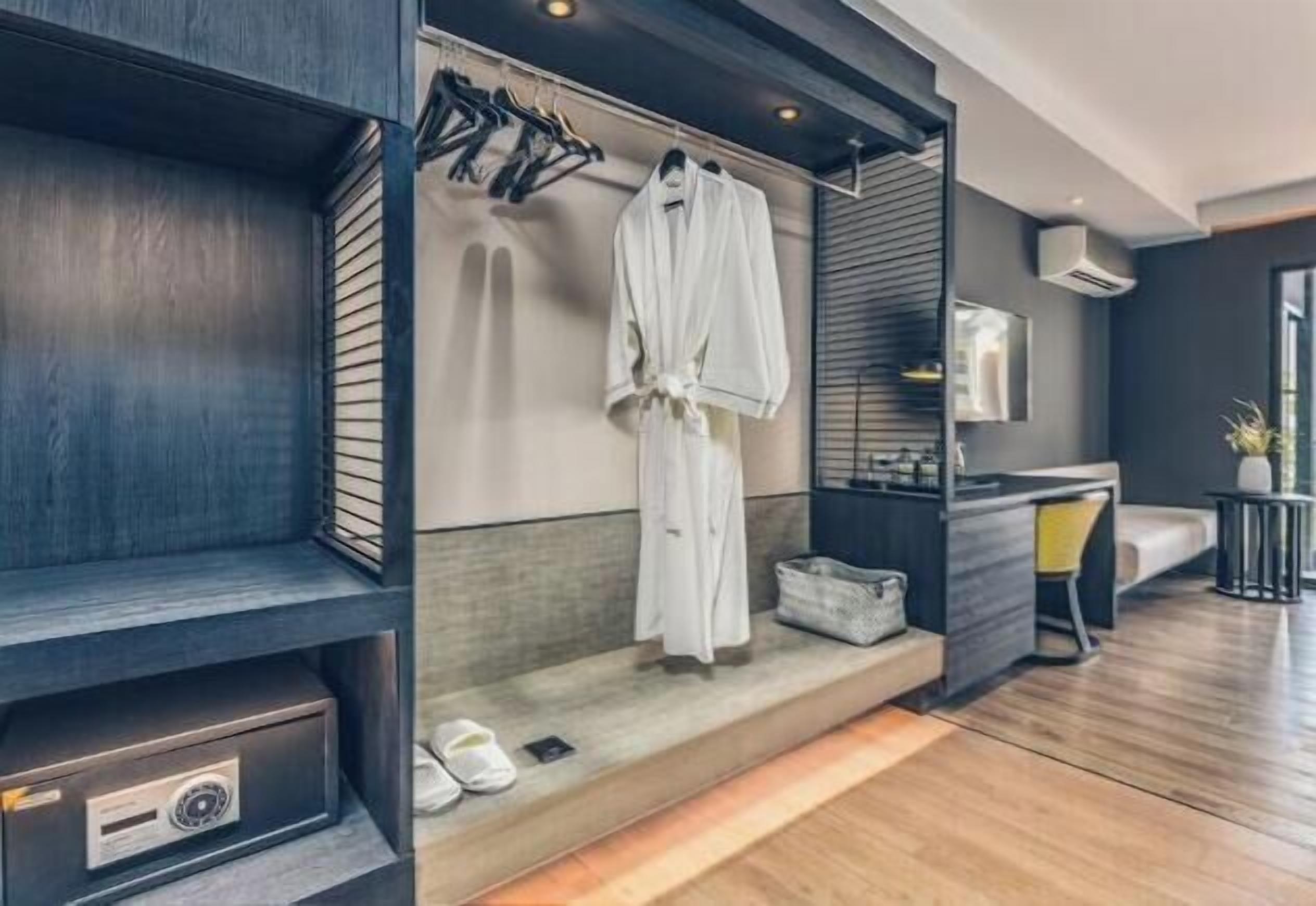 Minibar, in-room safe, desk, laptop workspace