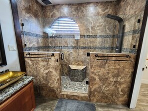 Ensemble douche/baignoire, sèche-cheveux, serviettes fournies, savon