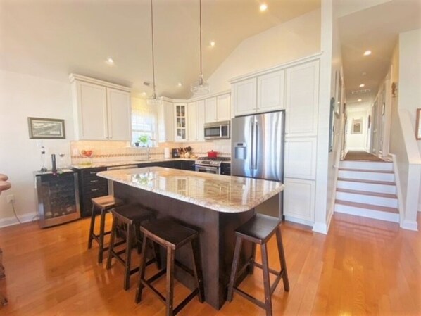 Jääkaappi, mikroaaltouuni, uuni, liesi