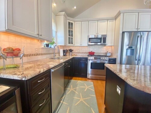 Spacious 5-Bedroom Beach House – Ideal for Families, Walk to Ocean & Downtown