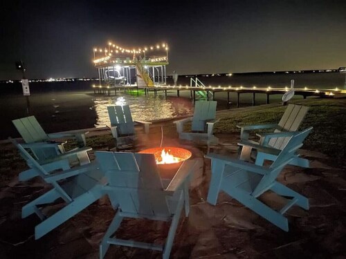 ❤️ Wide Open Water!  Huge Boat Dock w/ rope swing!  Lake toys (Kayak, Paddleboard, Lily Pad) included!  Great fishing!  🐟