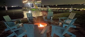 ❤️ Wide Open Water!  Huge Boat Dock w/ rope swing!  Lake toys (Kayak, Paddleboard, Lily Pad) included!  Great fishing!  🐟