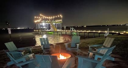 ❤️ Wide Open Water! Huge Boat Dock w/ rope swing! Lake toys (Kayak, Paddleboard, Lily Pad) included! Great fishing! 🐟