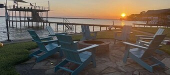 ❤️ Wide Open Water!  Huge Boat Dock w/ rope swing!  Lake toys (Kayak, Paddleboard, Lily Pad) included!  Great fishing!  🐟