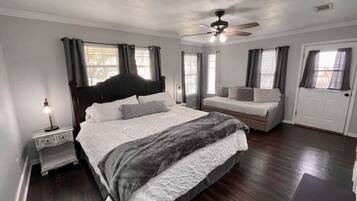 4 bedrooms, desk, free WiFi, bed sheets