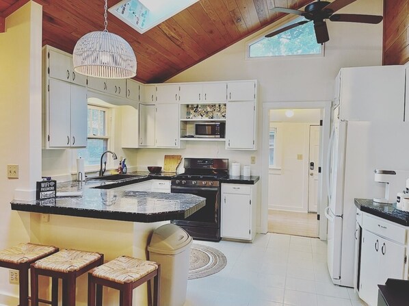 Fridge, microwave, oven, stovetop - The "Little House on the Hill"- Near Downtown Fayetteville and the U of A (Fayetteville)