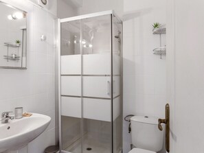 Douche, sèche-cheveux, serviettes fournies