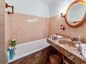 浴缸、風筒、提供毛巾、番梘