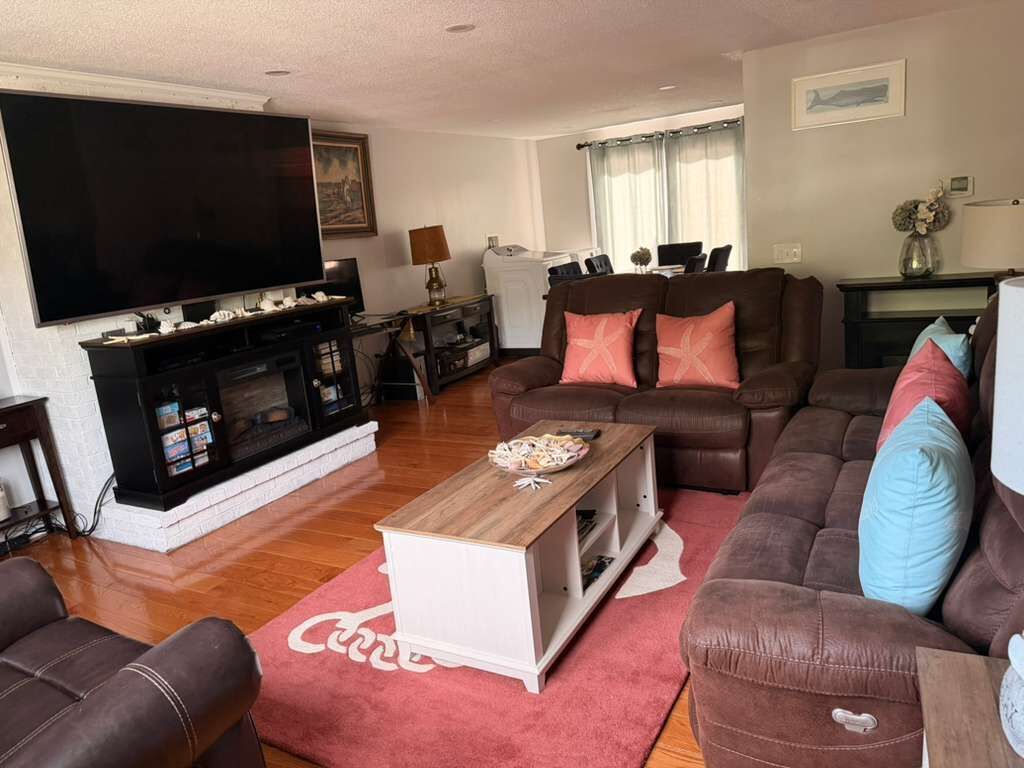 Smart-TV, Kamin, DVD-Player, Bücher