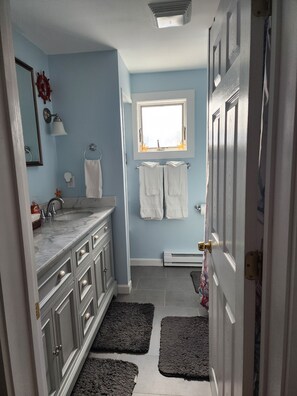 Combined shower/bathtub, hair dryer, towels, soap