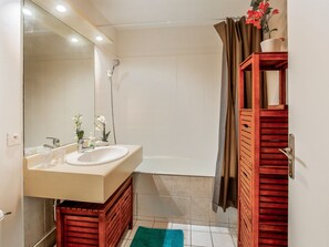 أحواض استحمام، مجففات شعر، مناشف، صابون