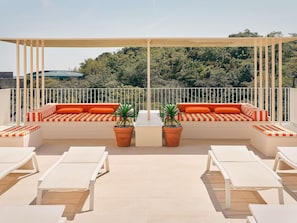 Sesongbasert utendørsbasseng, bassengtelt (mot betaling) og solsenger