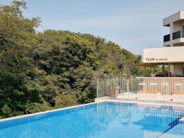 Seasonal outdoor pool, pool cabanas (surcharge), pool loungers