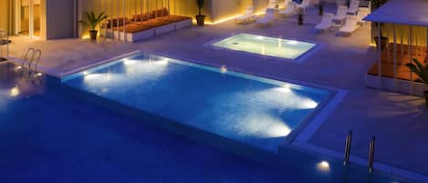 Seasonal outdoor pool, pool cabanas (surcharge), pool loungers