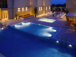 Seasonal outdoor pool, pool cabanas (surcharge), pool loungers