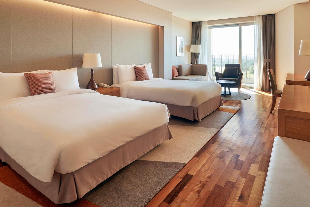 Room (Parlor) | In-room safe, desk, blackout drapes, soundproofing