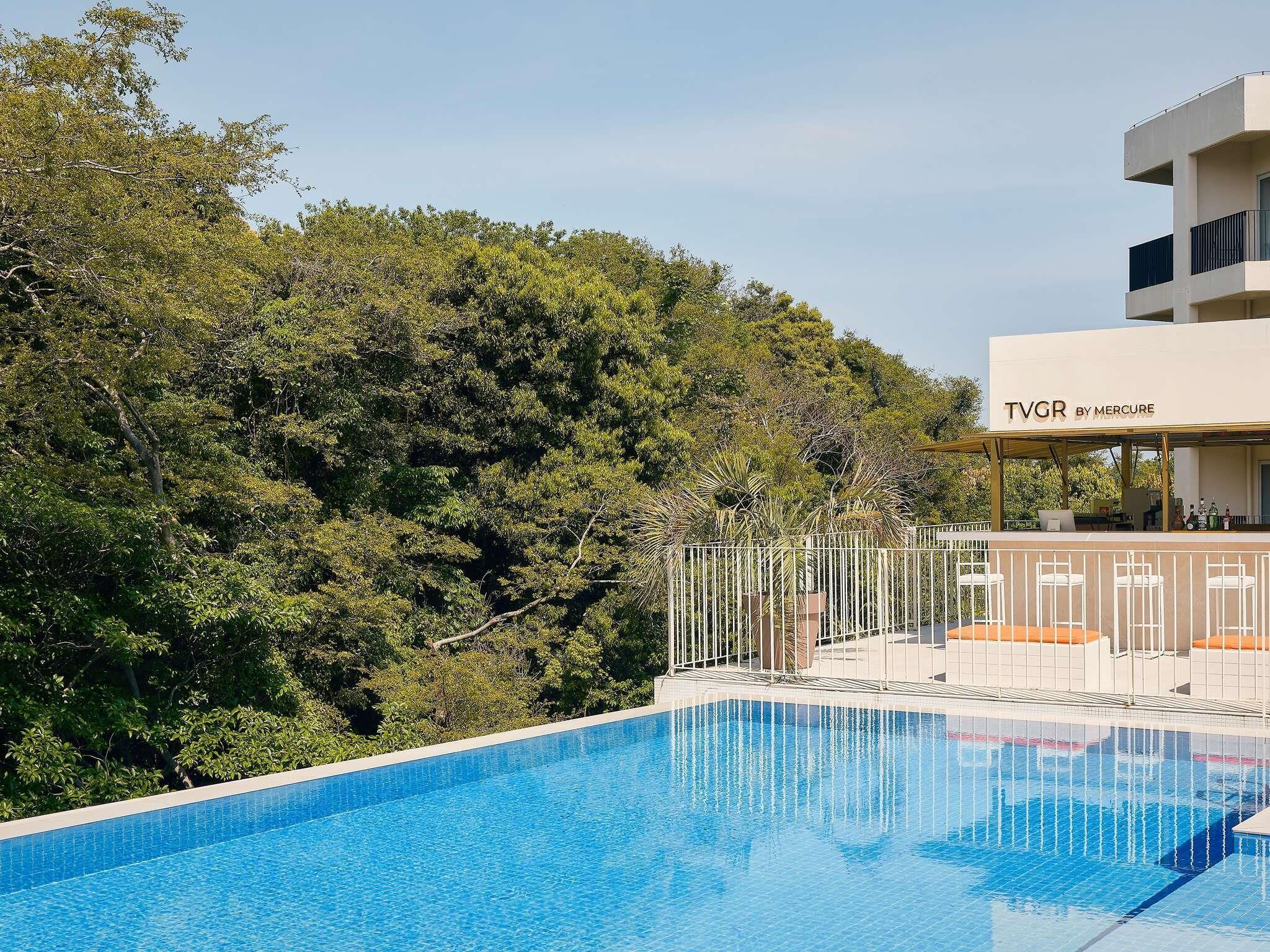 Piscina externa sazonal, barracas, espreguiçadeiras