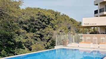 Una piscina al aire libre de temporada, cabañas de piscina (de pago)