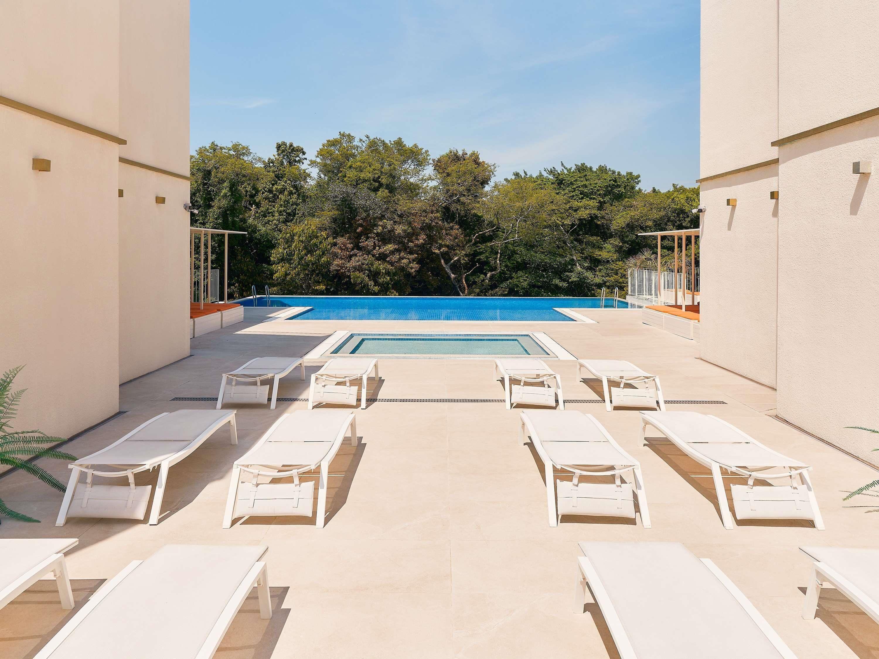 季节性开放的室外游泳池，收费帐篷屋，日光浴躺椅