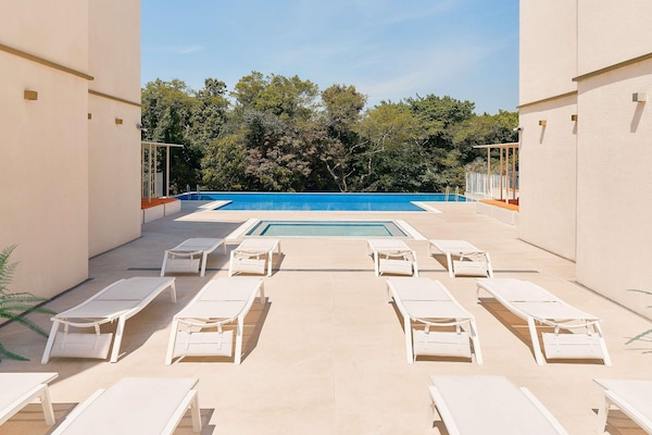 Kolam renang outdoor musiman, dengan cabana (dengan biaya tambahan)