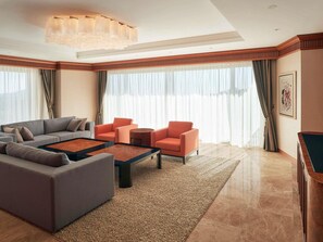 In-room safe, desk, blackout curtains, soundproofing - Mercure Ambassador Jeju (Seogwipo)