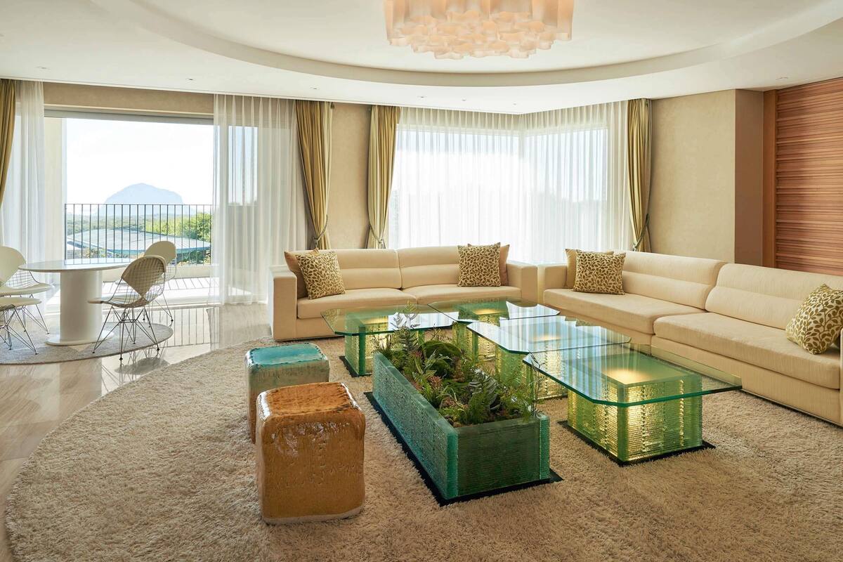 Suite, 2 camas dobles | Caja fuerte, escritorio, cortinas opacas y sistema de insonorización