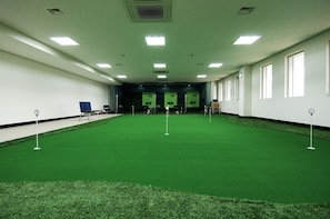 Indoor golf driving range