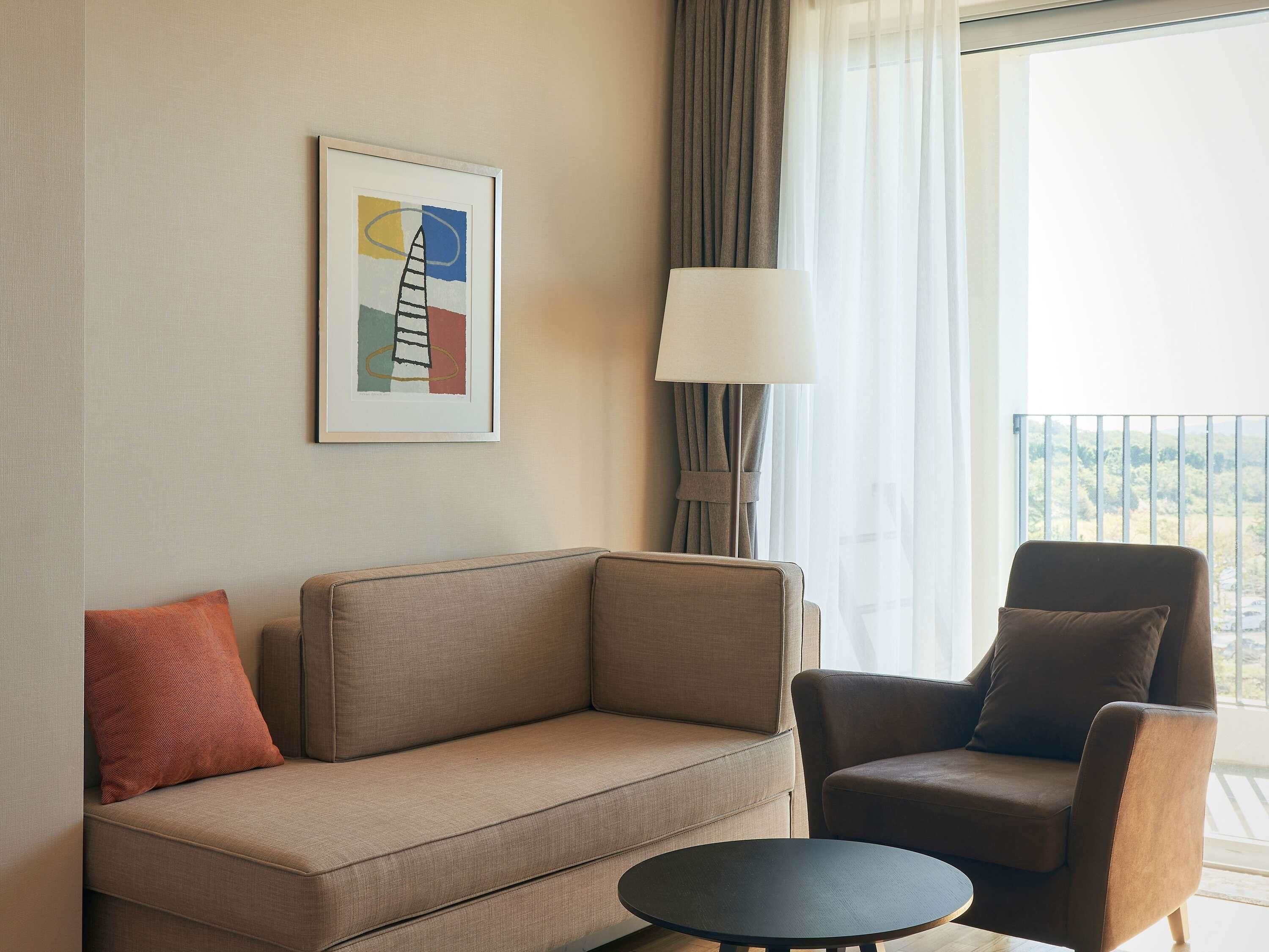 Habitació (Parlor) | Caixa forta a l'habitació, escriptori i cortines opaques 