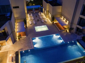 Hồ bơi ngoài trời phục vụ theo mùa, lều (phụ phí), ghế dài tắm nắng 