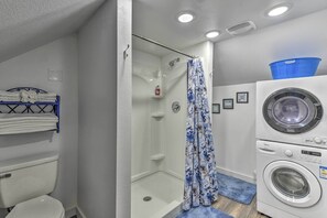 Hair dryer, towels - Crescent City Apartment w/ Easy Lake Access! (Crescent City)