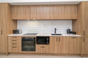 Refrigerador, horno, placa de cocina, lavavajillas