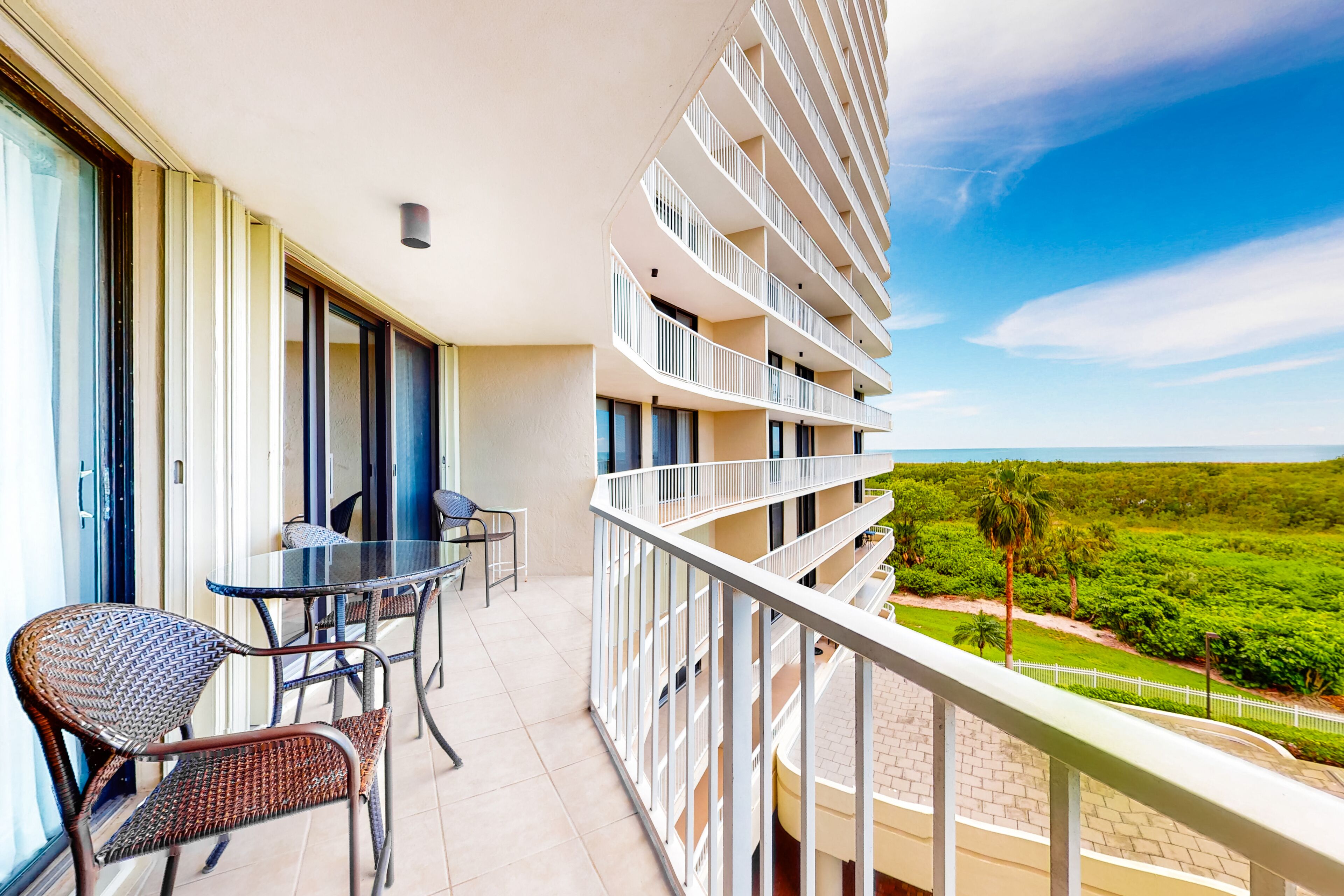 Coastal Condo W/ Beach Access, Shared Pool, Private Balcony & Fast WiFi