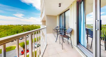 Coastal Condo W/ Beach Access, Shared Pool, Private Balcony & Fast WiFi