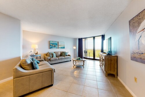 Coastal Condo W/ Beach Access, Shared Pool, Private Balcony & Fast WiFi