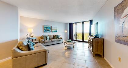Coastal Condo W/ Beach Access, Shared Pool, Private Balcony & Fast WiFi