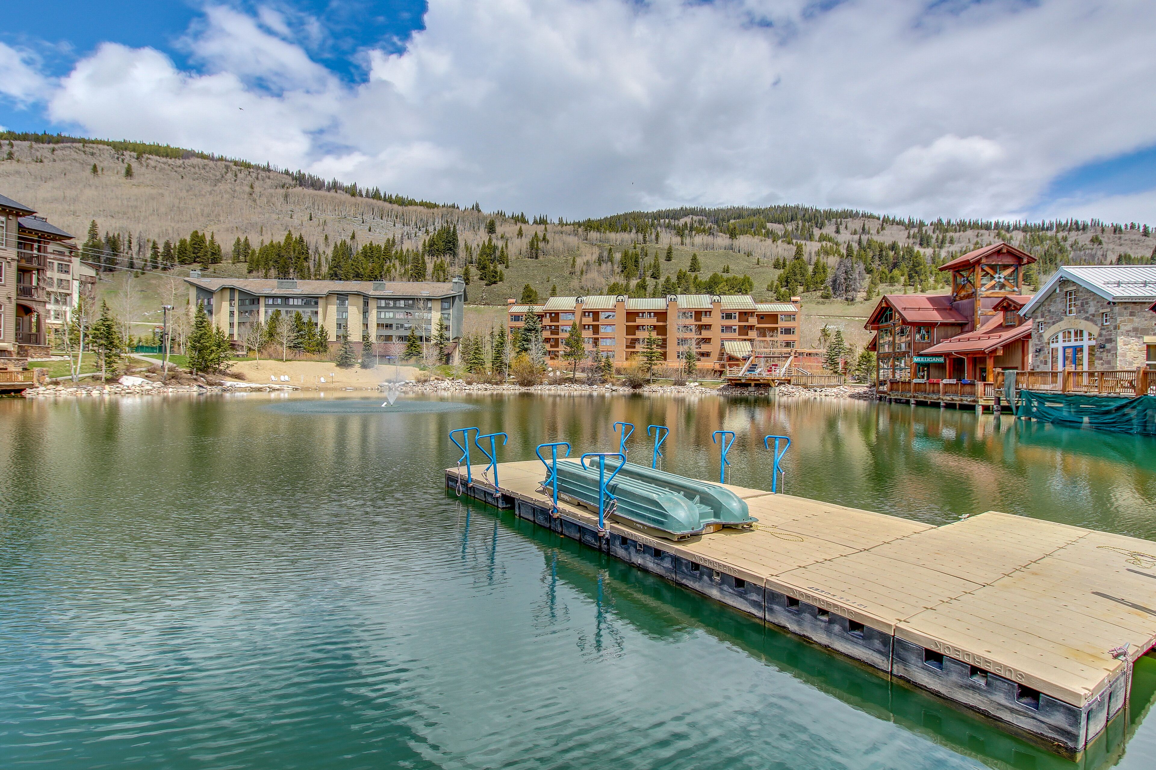 Top-Floor Condo w/ Fireplace, Free WiFi, Shared Hot Tub - Walk to Lifts