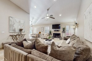 TV, books - High-end home with private pool, enclosed yard, pizza oven & putting green (Scottsdale)